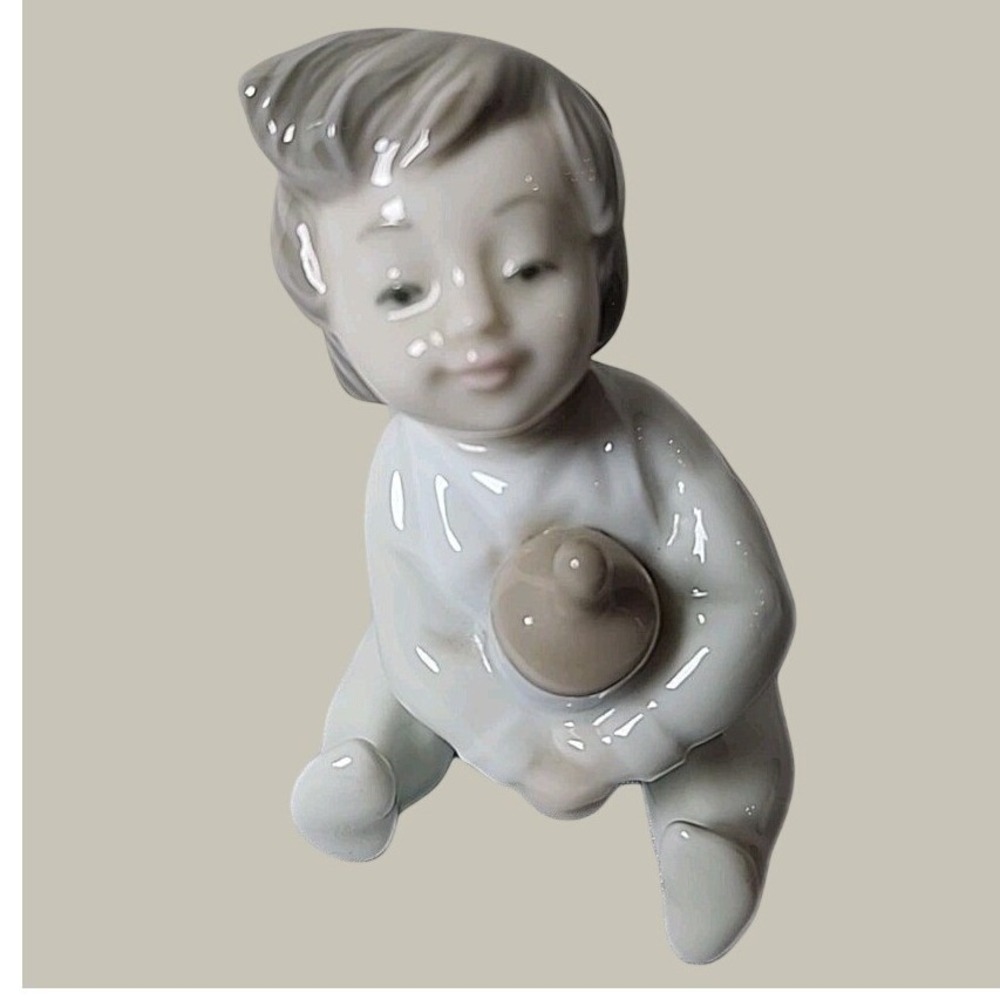 Nao by Lladro 1992 Bedtime Snack Porcelain Figurine Baby w/Bottle Retired Mint
